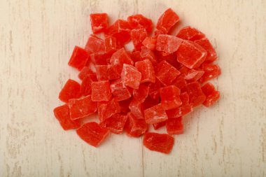 Kuru papaya öbek üzerinde beyaz masa