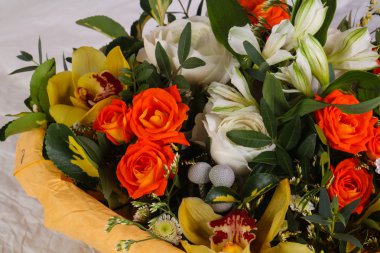 Çeşitli çiçek ile romantik buket