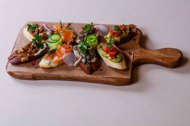 Balık ve sebze ile İspanyol bruschetta karıştırın