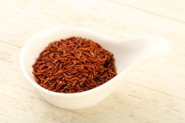 Kase ahşap arka plan üzerinde ham kahverengi pirinç