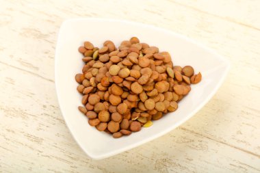 Yemek pişirmek için hazır kapta çiğ mercimek