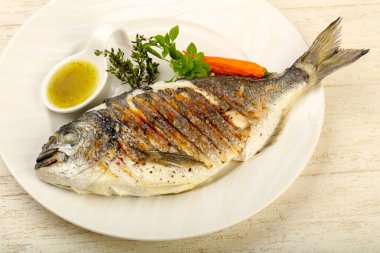 Izgara dorado balık sosu, kekik ve fesleğen ile