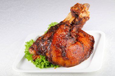 Beyaz tabak pişmiş domuz bacak