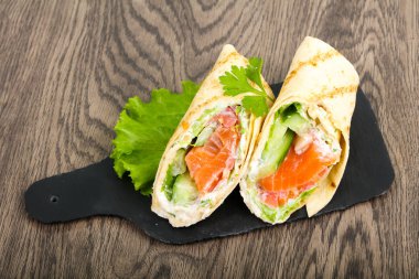 Somon ekmek rulo peynir ile