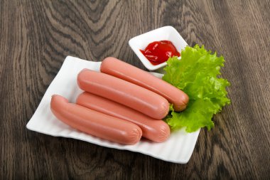 Salata ve ketçap ile sosis haşlama