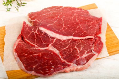 Ham sığır eti biftek yemek için hazır