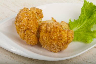 Beyaz masa üzerinde diyet gevrek karnabahar