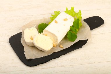 Sedir fıstıklı Brie peynirli rulo