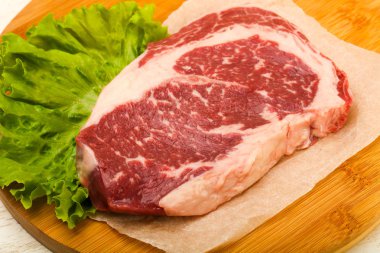 Pirzola pişmeye hazır.