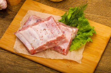 Çiğ domuz pirzolası pişmeye hazır. Baharatlı.