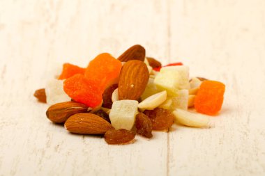Fındık ve kuru meyve karışımı