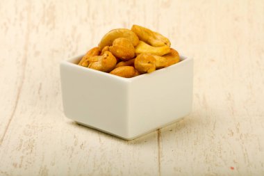 Kaju fıstığı yığın ahşap arka plan üzerinde