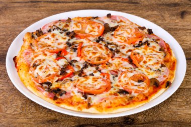 Jambonlu ve peynirli pizza