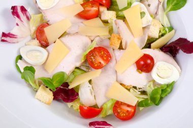 Jambon, yumurta ve domates salatası