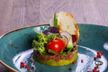 Tartar somon ve avokado sebze devam eder.