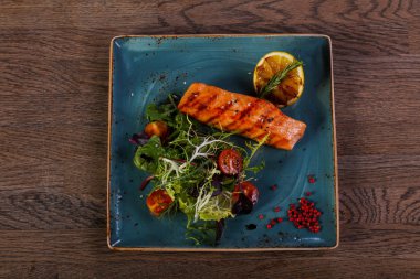 Limon ve salata ızgara somon bırakır