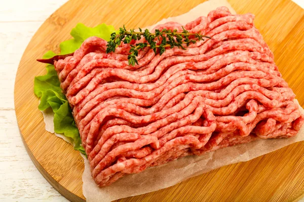 Carne Res Picada Cruda Con Tomillo Pimiento Picante — Foto de Stock