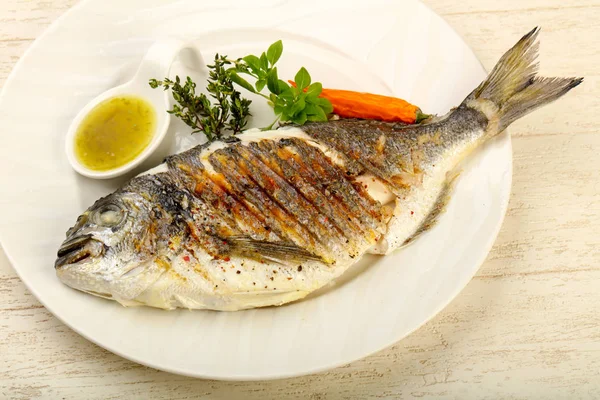 Izgara dorado balık sosu, kekik ve fesleğen ile