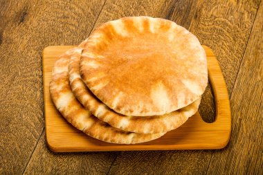 Pide ekmek yığın ahşap arka plan üzerinde