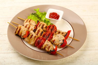 Izgara hindi şiş domates ve biber ile