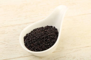 Kase ahşap arka plan üzerinde siyah yabani pirinç