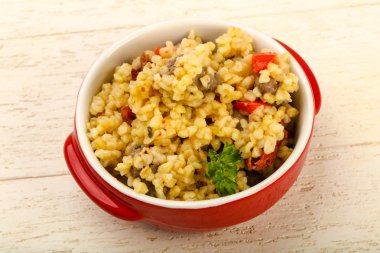 Tavuk kalbi ve kuru domatesli bulgur.