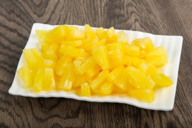 Kabın içinde Konserve ananas