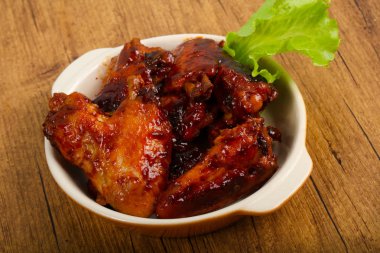 Teriyaki soslu tavuk kanadı.