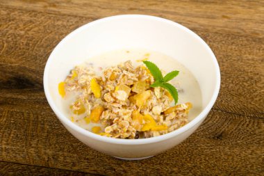 Muz, fındık ve nane ile müsli