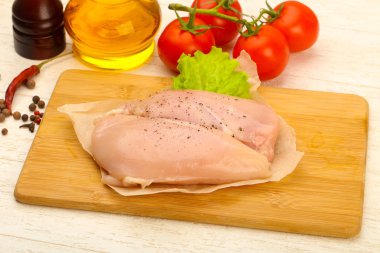 Biber yemek pişirmek için hazır çiğ tavuk göğsü