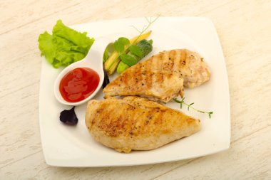 Salata yaprakları ile kavrulmuş tavuk göğsü