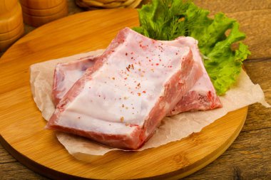 Çiğ domuz pirzolası pişmeye hazır. Baharatlı.