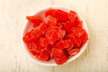 Kuru papaya öbek üzerinde beyaz masa