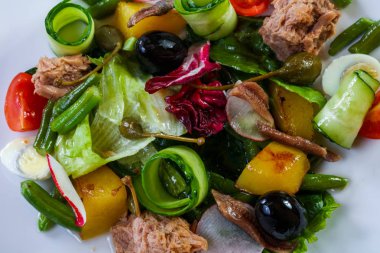 Sebzeli ve zeytinli ton balığı salatası.