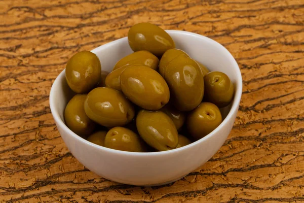 Olives Vertes Dans Bol Dessus Sol Bois — Photo