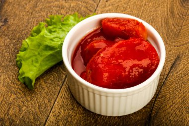 Kase suyu ile soyulmuş domates