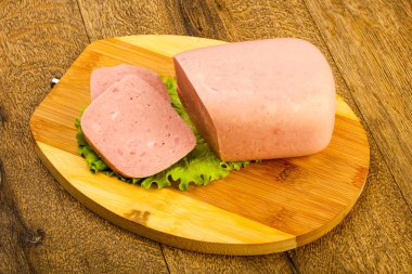 Jambon sosis salata üzerinde yemek için hazır bırakır