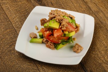 Domates soslu ton balığı ve avokado salatası.
