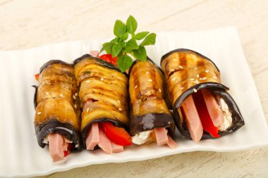 Jambon, peynir ve biber dolması patlıcan
