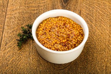 Dijon hardal sos kabın içinde kekik