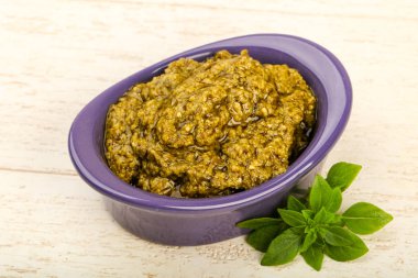 Fesleğenli pesto sos kasede bırakır