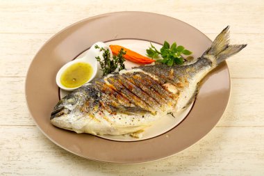 Izgara dorado balık sosu, kekik ve fesleğen ile