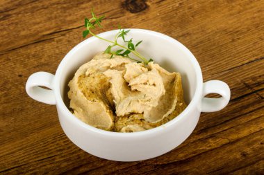 Susam ve kekik yaprakları ile vejetaryen Humus