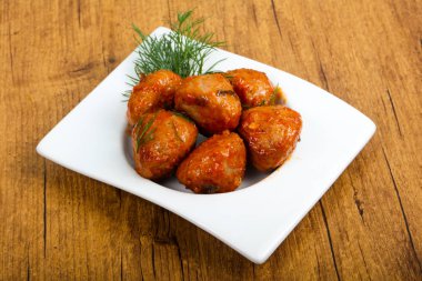 Dereotu, domates soslu köfte servis