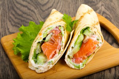 Somon ekmek rulo peynir ile