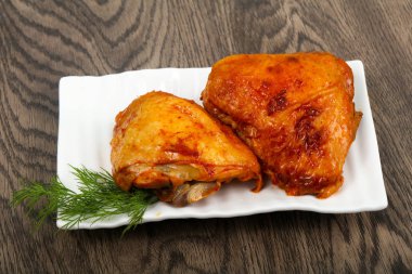 Domates soslu kızarmış tavuk uyluk