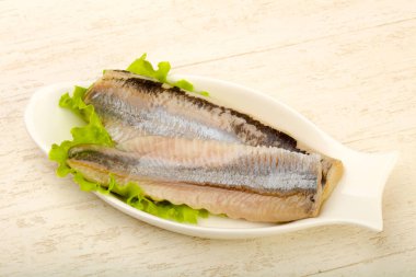 Ringa balığı filetosu salata üzerine bırakır - hazır yemek için