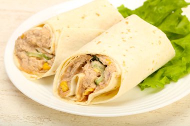 Ton balıklı ekmek rulo salata yaprakları ile