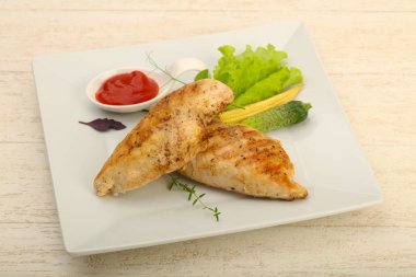 Salata yaprakları ile kavrulmuş tavuk göğsü