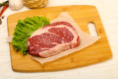 Pirzola pişmeye hazır.